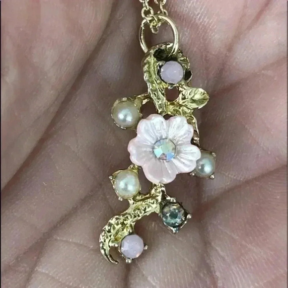 Pretty Spring Floral Flower Antique Style Pendant Necklace Gold D NWT - Picture 1 of 3
